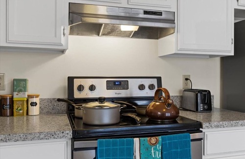 Frederick House | Spacious 4BR Home Free Parking W/D Work Desk 5 Mins to Downtown