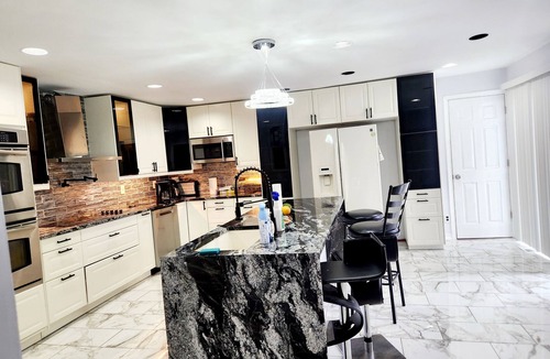 Bay Shore House | Spacious 5-bedroom house in lovely Bay Shore with AC. Mega Home 5000sqf