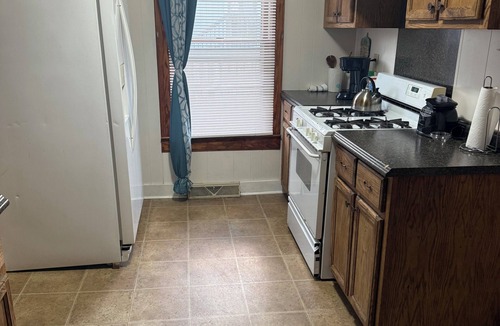 Forest City House | Spacious 5-bedroom house in perfect Forest City downtown, restaurants with AC