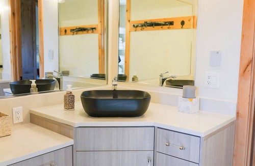 Kamas Cabin | Spacious 5 queen beds in an elegant bunkhouse lodge in beautiful Kamas Utah