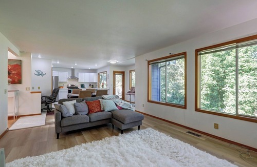 Des Moines House | Spacious 5BR Home | Sleeps 14 | Perfect for Groups & Extended Stays