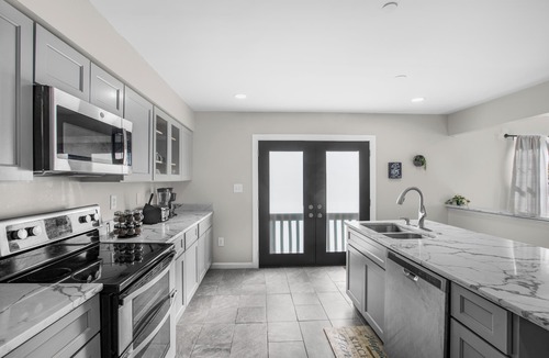 Adelphi House | Spacious 6-bedroom house with WiFi, AC, and Streaming Services in Silver Spring