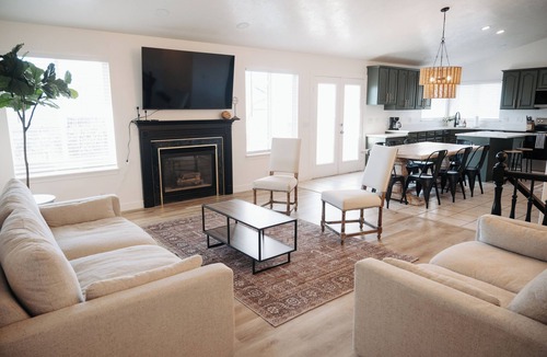 West Jordan House | Spacious 6BR 3BA Sleeps 16 Across from Large Park
