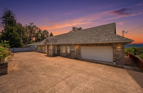 Oak Grove House | Spacious 7-Bedroom Home in Peaceful Milwaukie!