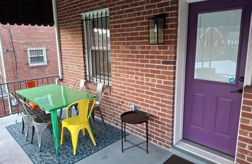 Fairlawn House | Spacious Charming DC Row House + Free parking-Sleeps 17 guests