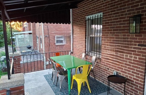 Fairlawn House | Spacious Charming DC Row House + Free parking-Sleeps 17 guests
