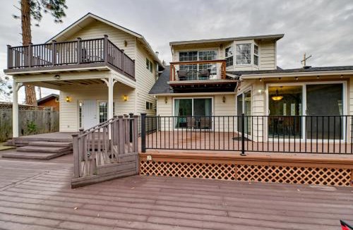 Grants Pass House | Spacious Grants Pass Home w/Hot Tub & River Views