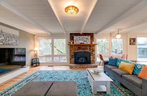 Grants Pass House | Spacious Grants Pass Home w/Hot Tub & River Views