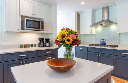 Annapolis House | Spacious home with an outdoor pool, screened porch, washer/dryer & central AC