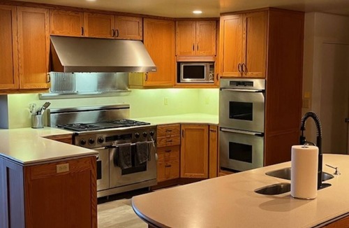 Salem House | Spacious Mid Century 5-bedroom house in S Salem with AC, WiFi, Pool, Bar Area