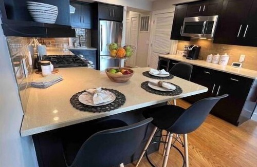 North Bergen Condo | Spacious, Modern Home with Quick, Convenient MetLife Stadium & NYC Commute!
