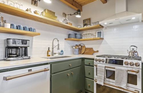 Blairsville Cabin | Spacious Mountain Cabin, Sleeps 2 , Game Room, HOT TUB, Views