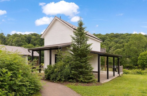 Grantsville Cottage | Spacious riverfront cottage with full kitchen, cozy charm, and Casselman views.
