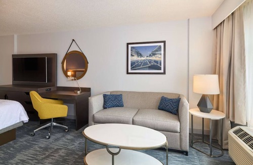 Mount Vernon Triangle Hotel | Spacious Room in D.C. l Near Convention Center & Metro Station
