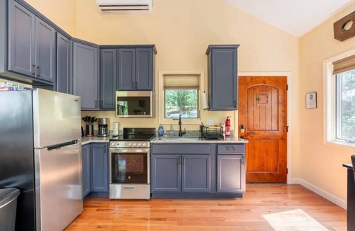 Marshall Cabin | Spring in Mtns Oak Treehouse Near Asheville - Pet Friendly