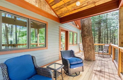 Marshall Cabin | Spring in Mtns Oak Treehouse Near Asheville - Pet Friendly
