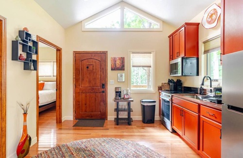 Marshall Cabin | Spring in Mtns Poplar Treehouse Near Asheville - Pet Friendly