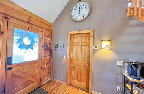 Sevierville Cabin | Spring specials 6 miles from Dollywood🎢 HotTub wooded setting 5⭐️ reviews