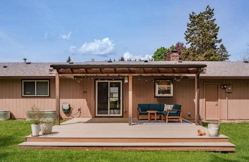 Northwest Vancouver House | #StayinMyDistrict Quiet 2BR Office Pet Friendly