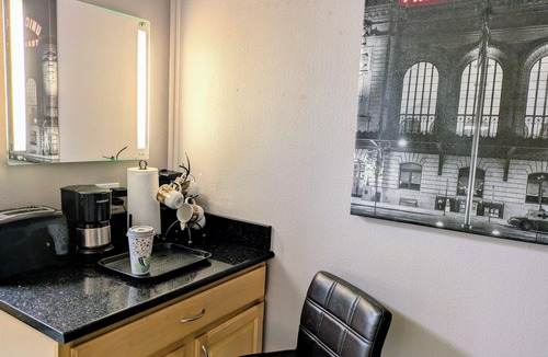 Downtown Denver Condo | STUDIO 13 AMAZING VIEWS, KING-SIZE BED, POOL, GYM, GREAT LOCATION