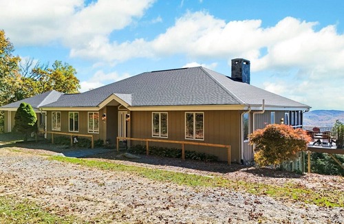 Boone Ski Chalet | Stunning 4-bedroom chalet in Boone, NC, perfect for your mountain getaway.