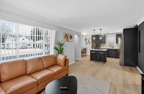 Parma House | Stunning Modern Home close to Downtown & Airport