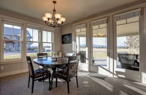 Sisters House | Stunning Mountain View Home In Sisters! Walk to town!