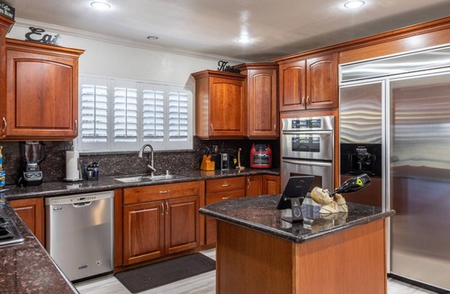 Ladera Heights House | Stunning, Pvt Lux Home-Modern Vibe-King Bed, Jacuzzi, Fire Pit, BBQ, Much More!