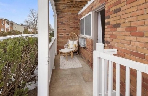 Central Islip Condo | Stylish 2BR Condo Near Beaches, Hamptons & Vineyards – Summer Ready!