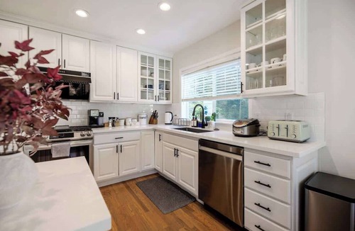 Kirkland House | Stylish & Elegant 2BR 2.5BA Haven in Kirkland