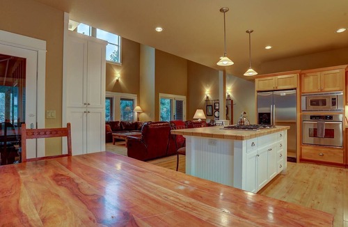 RiverWild Cabin | Stylish Luxury Cabin with Hot Tub near Deschutes River Trail on Resort in Bend, Oregon