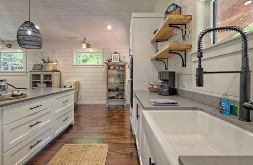 Hayesville Cottage | Stylish Mountain Escape by Chatuge Home Concierge | Private Retreat · Firepit