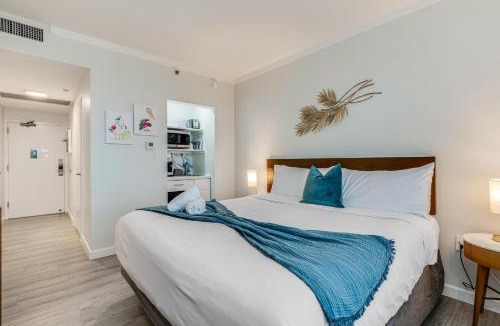 Coconut Grove House | Stylish Studio King Bed City View Hotel Perks Parking