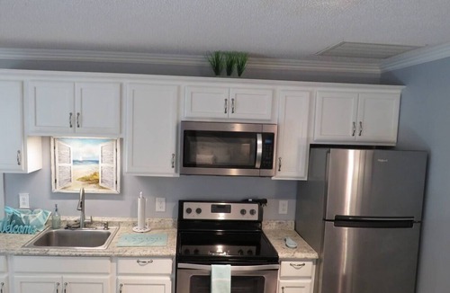 Emerald Isle Apartment | Suite Paradise: Queen Suite Near Beach, Golf Cart, Hot Tub