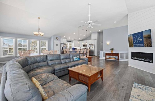 Corolla Light House | Summer Breeze | 970 ft from the Beach | Private Pool, Hot Tub | Corolla