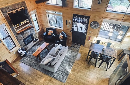 Heber Cabin | Sunflower - Pet Friendly Escape to Rim Country w/Hot Tub