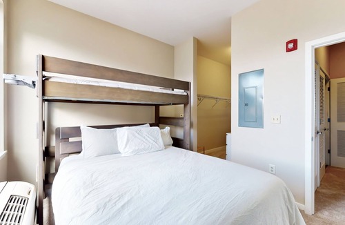 Bend Condo | Sunny condo with open layout, smart TV, balcony, W/D, & AC - great location