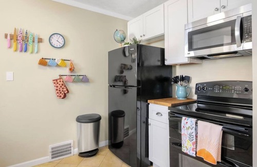 South Euclid House | Sunscape Bungalow: Close to Hospitals|Quiet Nborhd |Office|WD|Deck