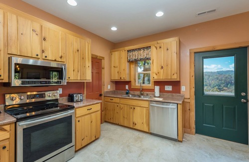 Spruce Pine Cabin | Swiss Pine Lodge, Brand New Hot Tub+Fire-Pit, Grill, Mtn View, Game Room, WiFi!