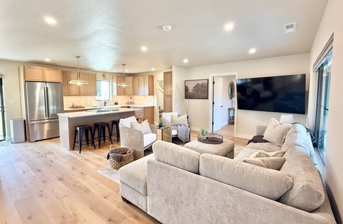 Central Oregon House | The Ayres House North Gilham-UofO-Autzen-Oakway