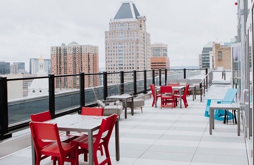 Downtown Baltimore Apartment | The Downtown Baltimore/ Comfy Queen Bed, Rooftop deck, pool, Free Parking