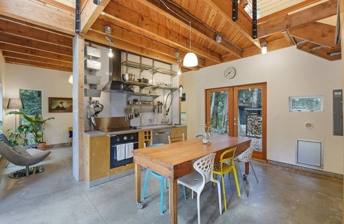 Anacortes Cabin | The Dragonfly - so pet friendly we don't charge pet fees!