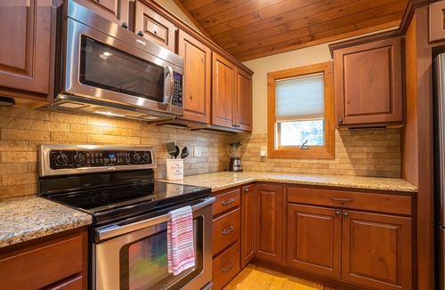 Mill Ridge Ski Chalet | The Elk Chalet: King Bed Suite, Hot Tub w/S'mores Bar & Putt-Putt!⛳️