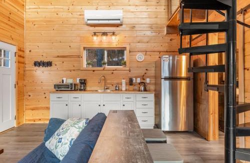 Stanton House | The Hummingbird - Mountaintop Cabin with Hot Tub