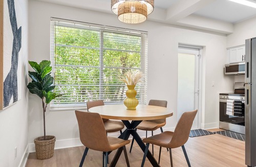 West Avenue Apartment | The Ivory Palm South Beach Bayside Retreat 2-bedroom 2 Full Bath sleeps 4