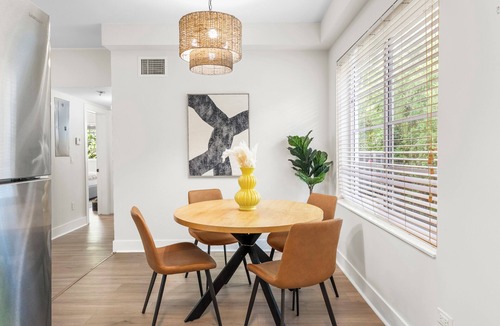 West Avenue Apartment | The Ivory Palm South Beach Bayside Retreat 2-bedroom 2 Full Bath sleeps 4
