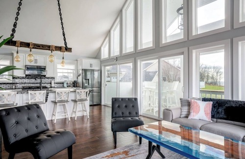 Niagara County House | The Lakeshore Cottage by Sul Lago