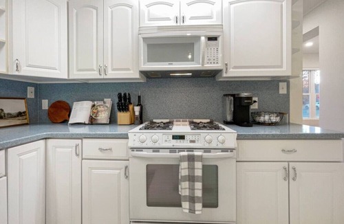 Baker City House | The Madison, Gorgeous! 4 Bdrm w/Hot Tub! Local Golfing 50% Off!