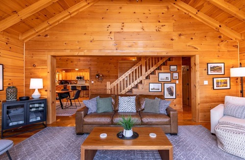 Beech Mountain House | The Mountainbriar Lodge - Beautiful 4 bedroom home with hot tub on Beech Mtn
