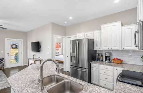 Bentonville House | The Peach-Close to Downtown, Mountain Bike Trails, and Wal Mart. Pet Friendly!